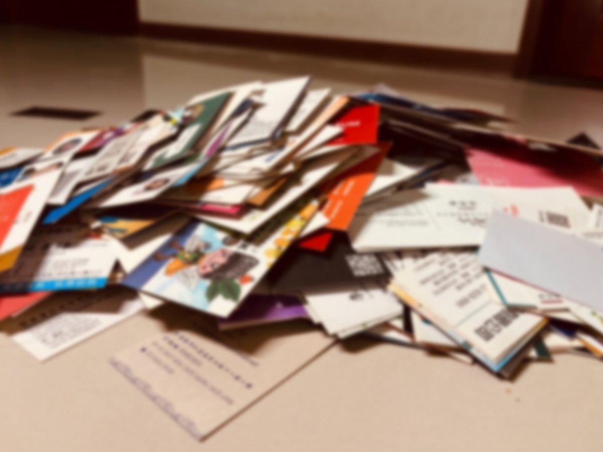散落一地的上千張名片，堆成一座小山